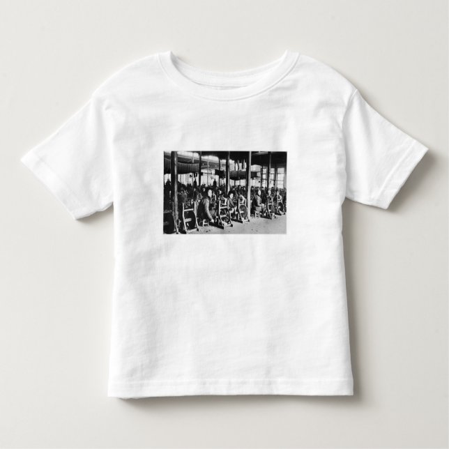 Camiseta Infantil Fábrica funcionada por Chihsien próximo chinês, (Frente)