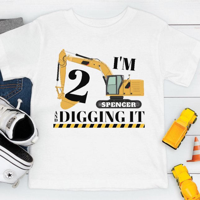 Camiseta Infantil Festa de segundo aniversário de Caminhão com Digge (2 and Digging It Funny kids 2nd toddler boy birthday party construction building site white t-shirt)