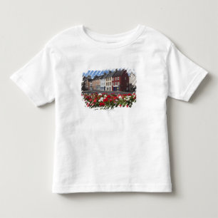 Camiseta Infantil Flores ao longo de uma rua em uma área residencia