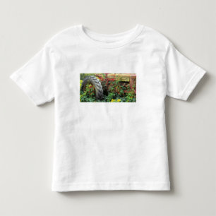Camiseta Infantil Flores da primavera adornam um velho trator.