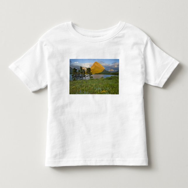 Camiseta Infantil Flores silvestres ao longo do Lago Swiftcurrent no (Frente)