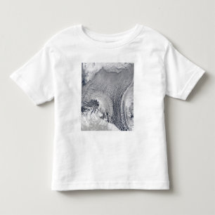 Camiseta Infantil Formações incomuns da nuvem sobre o mar de Baren