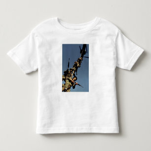 Camiseta Infantil Fuzileiros navais em um SPIE RIG. um dispositivo d