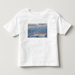 Camiseta Infantil Gansos nevados durante a migração da primavera