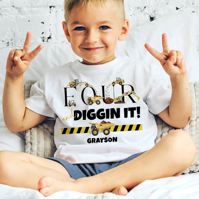 Camiseta Infantil Garoto-Caminhão de Construção Corta 4.º Aniversári (Cute FOUR and Diggin It dump truck digger loader construction theme toddler boy 4th birthday shirt)