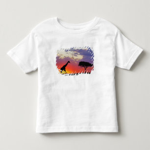 Camiseta Infantil Girafa silhuetada ao nascer do sol, Giraffa