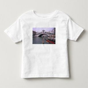 Camiseta Infantil Gondolas e turistas perto da ponte Rialto