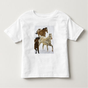 Camiseta Infantil Grandes Montanhas do Corno, Cavalos correndo na ne