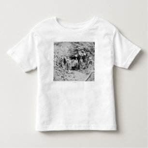 Camiseta Infantil Grupo de homens fora de uma fotografia da mina