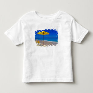 Camiseta Infantil Guarda-sol amarelo e cadeiras em praia imaculada