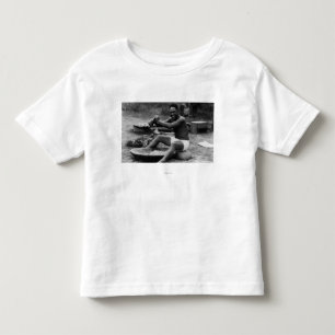 Camiseta Infantil Havaí - Homem Arrumando Taro para Fazer Poi