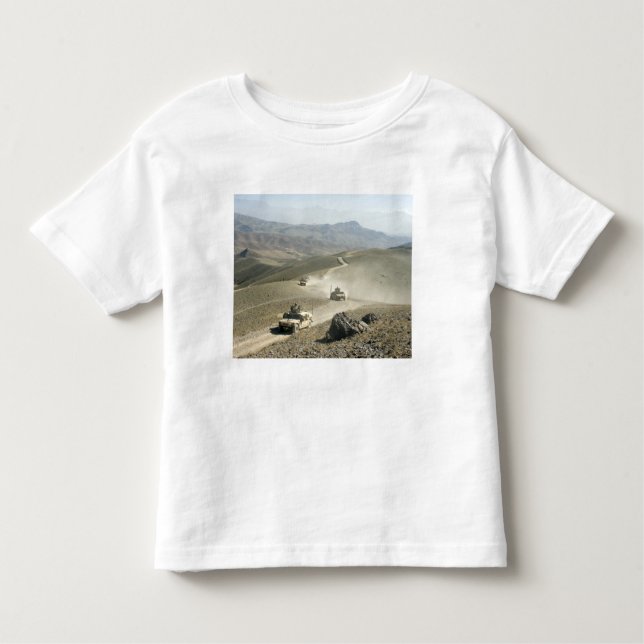 Camiseta Infantil Humvees atravessam estradas de montanha robustas (Frente)