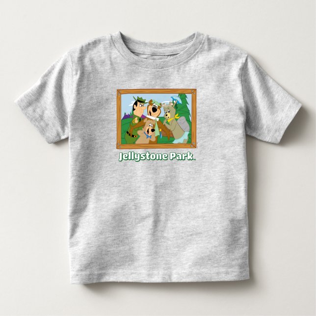 Camiseta Infantil Imagem da Floresta Enquadrada por Yogi Bear e Amig (Frente)