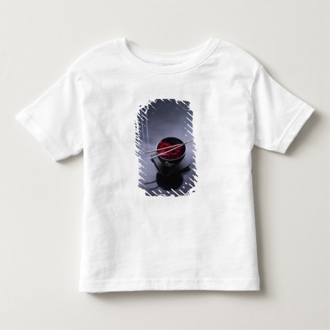 Camiseta Infantil Incenso ardente sobre a bacia de pétalas (Frente)