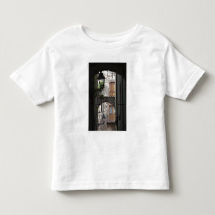 Camiseta Infantil Itália, Sardenha, Bosa. Detalhe da rua.
