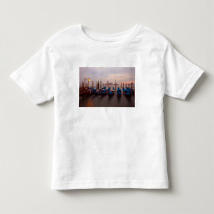 Camiseta Infantil Itália, Veneza. Gôndolas ancoradas ao crepúsculo.