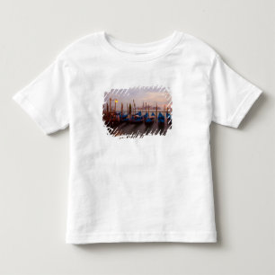Camiseta Infantil Itália, Veneza. Gôndolas ancoradas ao crepúsculo.