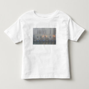 Camiseta Infantil Itália, Veneza. Uma fila de gondolas vista atrav
