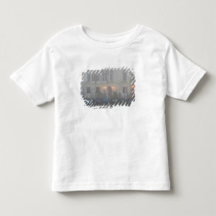 Camiseta Infantil Itália, Veneza. Uma fila de gondolas vista atrav