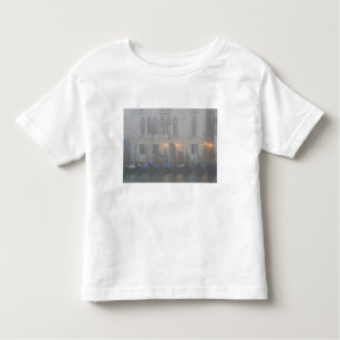 Camiseta Infantil Itália, Veneza. Uma fila de gondolas vista através