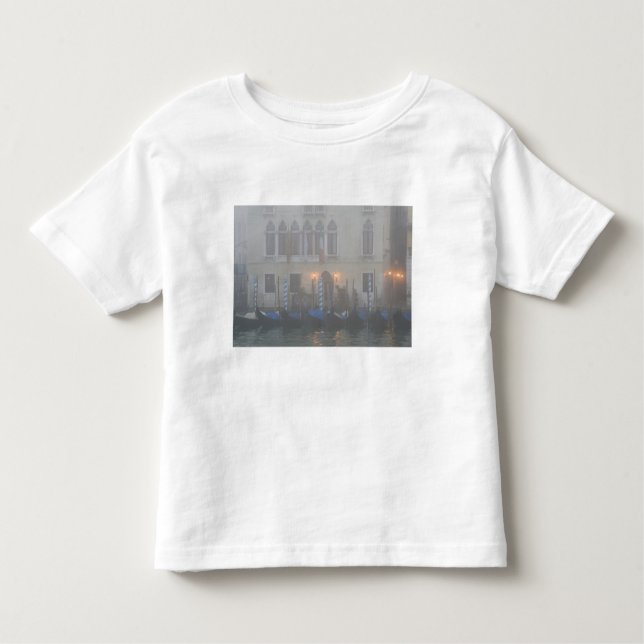 Camiseta Infantil Itália, Veneza. Uma fila de gondolas vista através (Frente)
