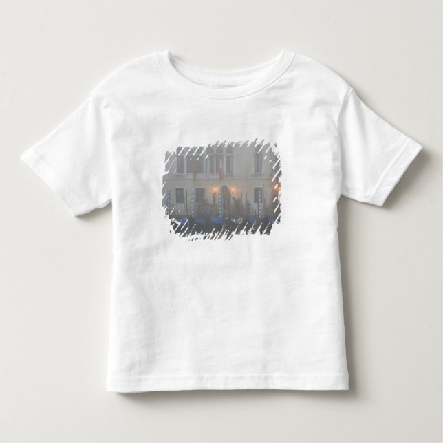 Camiseta Infantil Itália, Veneza. Uma fila de gondolas vista através (Frente)