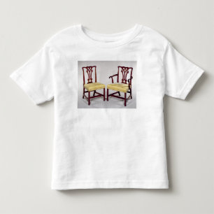 Camiseta Infantil Jantando cadeiras, com partes traseiras