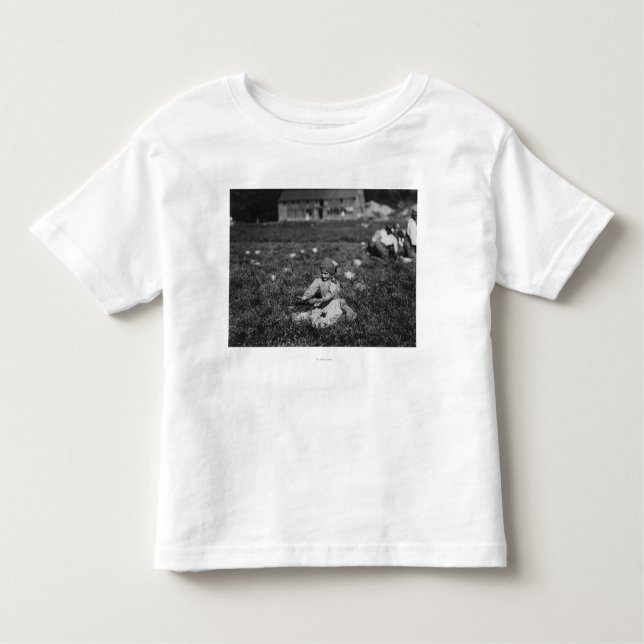 Camiseta Infantil Jovem Menina Escolhendo Airelas Fotografia (Frente)