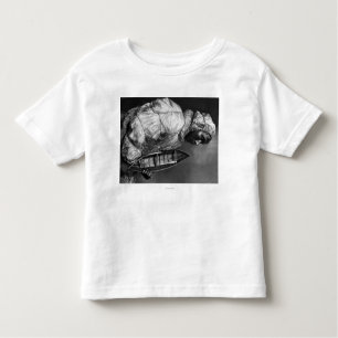 Camiseta Infantil Kayaker que veste a jaqueta impermeável com barco