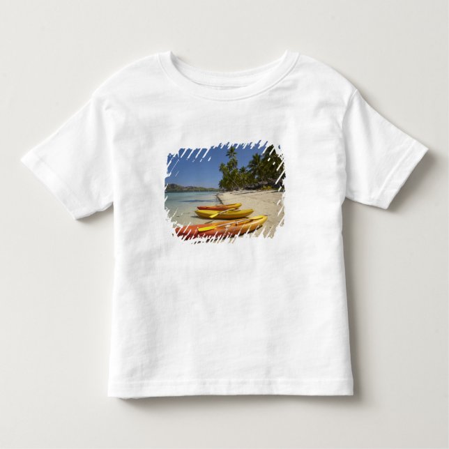 Camiseta Infantil Kayaks na praia, estância de Plantation Island (Frente)
