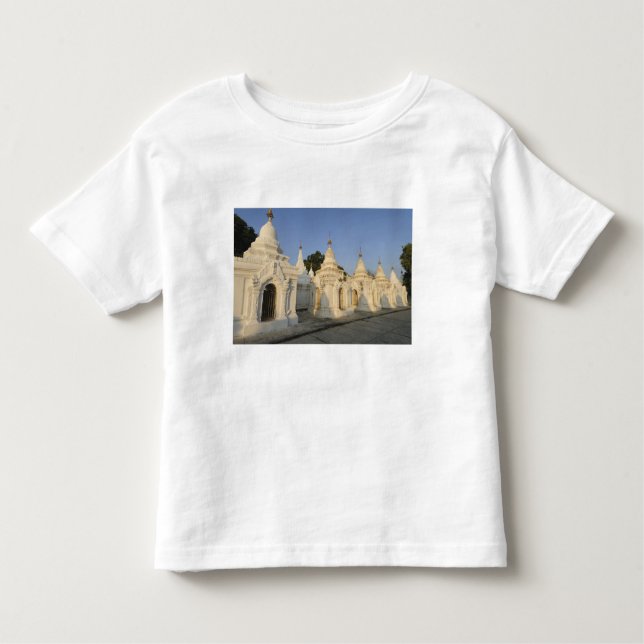 Camiseta Infantil Kuthodaw Pagoda em Mandalay, conhecido como (Frente)