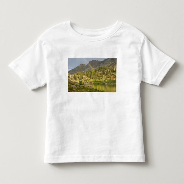 Camiseta Infantil Lago Cecret com arco-íris sobre o Devil's Castle, (Frente)