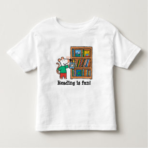 Camiseta Infantil Maisy e uma prateleira de livros