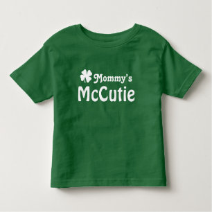Camiseta Infantil Mamãe McCutie Rua Verde. Dia de Patrick