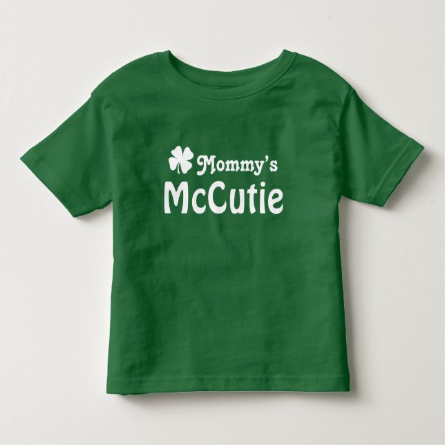 Camiseta Infantil Mamãe McCutie Rua Verde. Dia de Patrick (Frente)