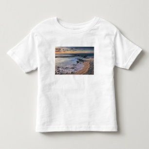 Camiseta Infantil Mar do Caribe, Ilhas Cayman. Ondas batendo