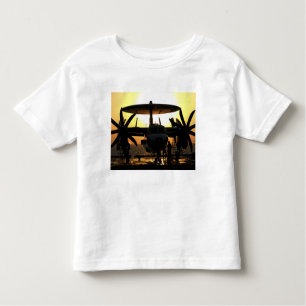 Camiseta Infantil Marinheiros trabalham numa aeronave Hawkeye E-2C