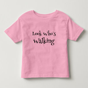 Camiseta Infantil Menina pequena andando de rosa