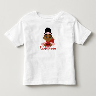 Camiseta Infantil Meninas Têm Superpoderes Cape de Super-Heroína Neg