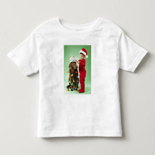 Camiseta Infantil Menino embrulhando as luzes de Natal ao redor de u