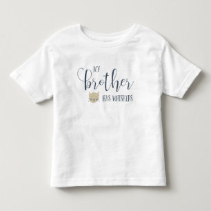 Camiseta Infantil Meu irmão tem tipografia WHISKERS