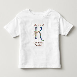 Camiseta Infantil Minha Primeira Férias Familiares - Letra K Monogra
