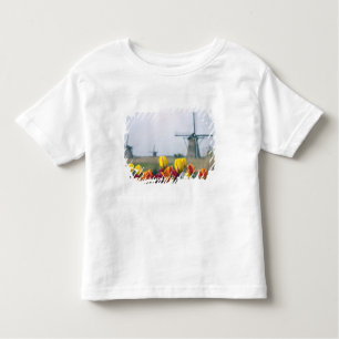 Camiseta Infantil Moinhos de vento e tulipas ao longo do canal em