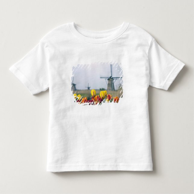 Camiseta Infantil Moinhos de vento e tulipas ao longo do canal em (Frente)