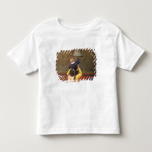 Camiseta Infantil Monge budista tibetano levantando um menino para t (Frente)