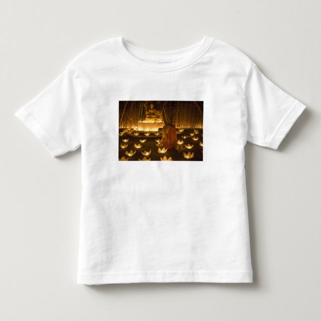 Camiseta Infantil Monges acendendo velas e lanternas de khom (Frente)