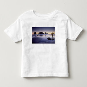 Camiseta Infantil Montagem de homem carregando caiaque, Praia de Shi