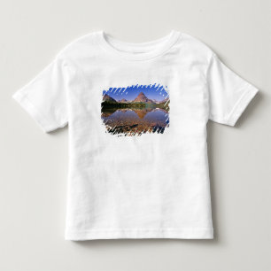 Camiseta Infantil Montanhas refletem no calmo lago Two Medicine em