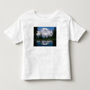 Camiseta Infantil Monte Rainier refletido em um lago de montanha
