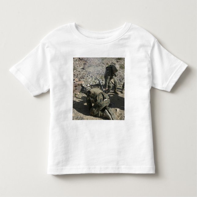 Camiseta Infantil Mortarmen cobrir as orelhas e evita os olhos (Frente)